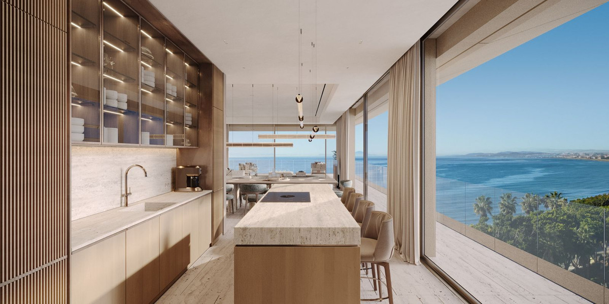 Luxe keuken met uitzicht op zee in Tyrian Residences.