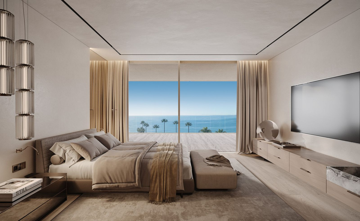 Luxe slaapkamer met uitzicht op de oceaan in Tyrian Residences.