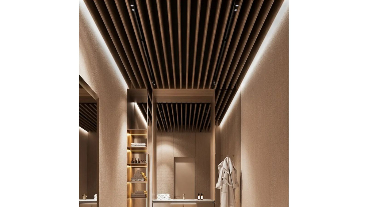 Badkamerontwerp in Tyrian Residences met houten lattenplafond en zachte verlichting.