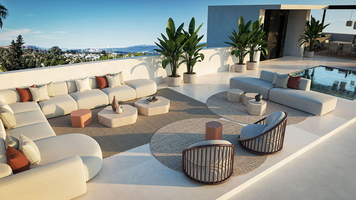 Luxe buitenruimte met loungebanken, zwembad en prachtig uitzicht in Estepona.
