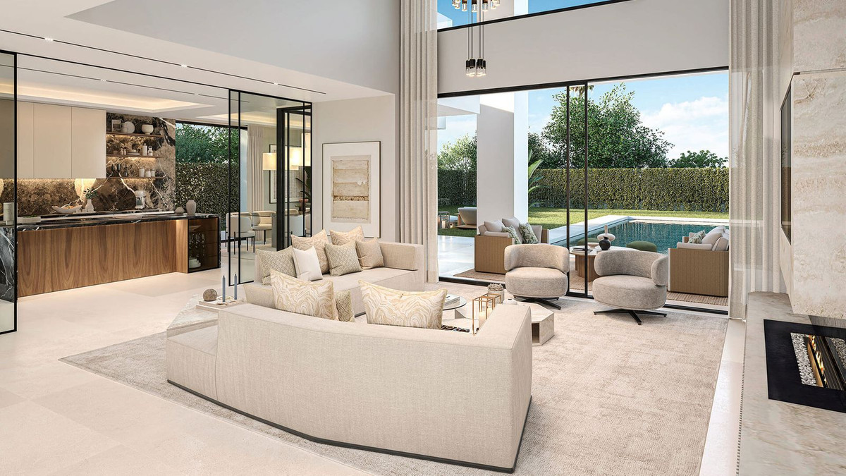 Luxe woonkamer met open keuken en uitzicht op zwembad in Estepona.