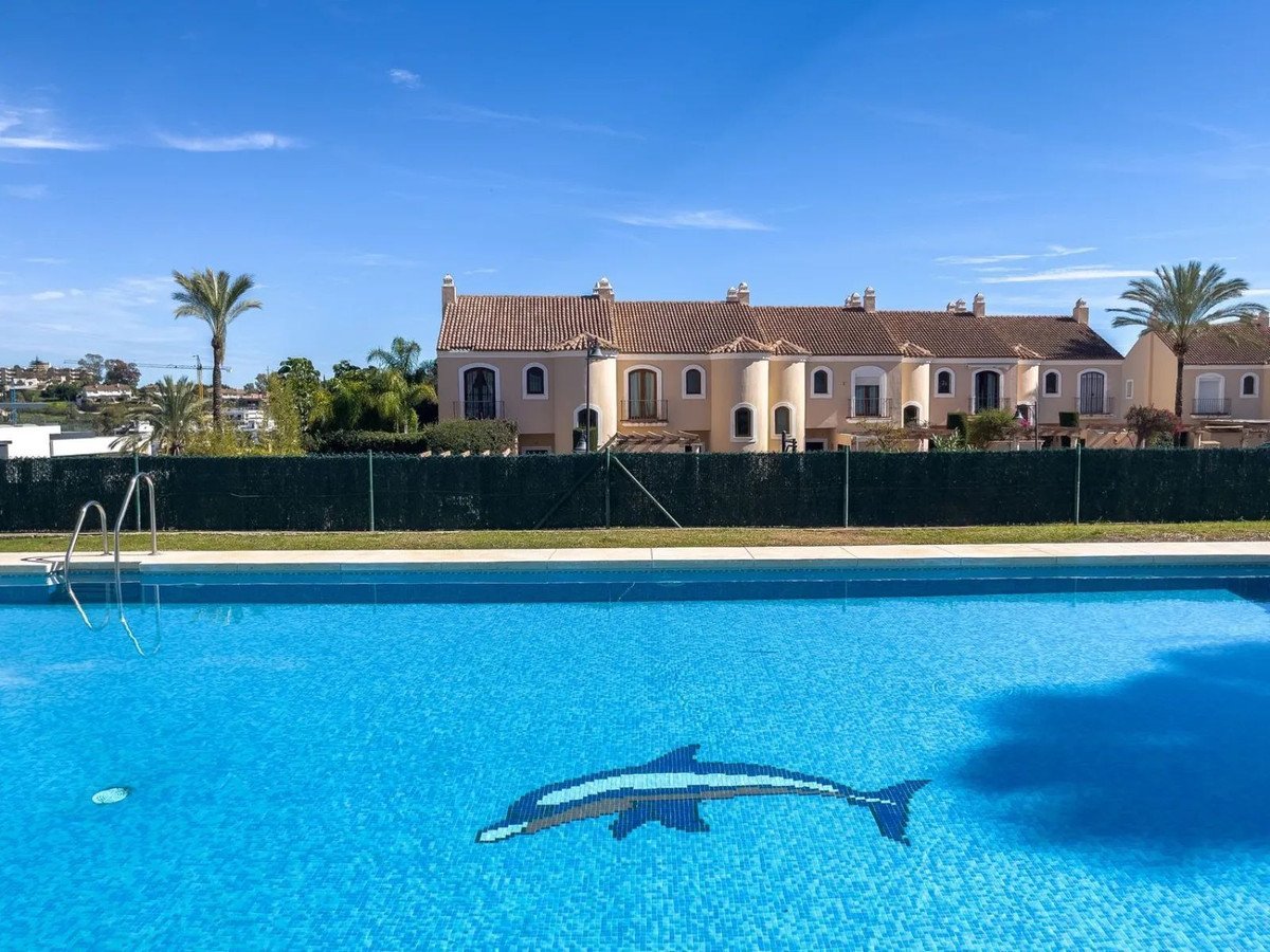 3 Bed بيت مدينة in Estepona في El Paraiso, تاون هاوس