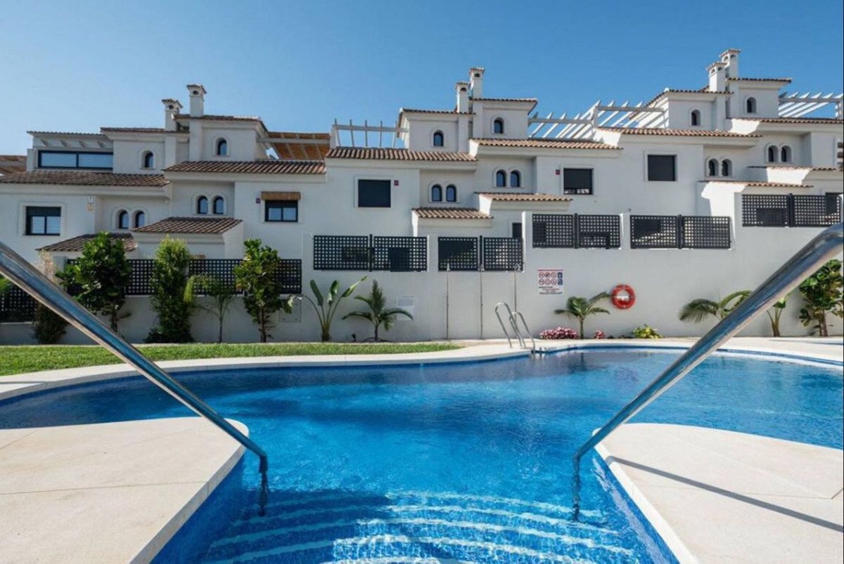 3 Bed بيت مدينة in El Paraiso في El Paraiso, تاون هاوس