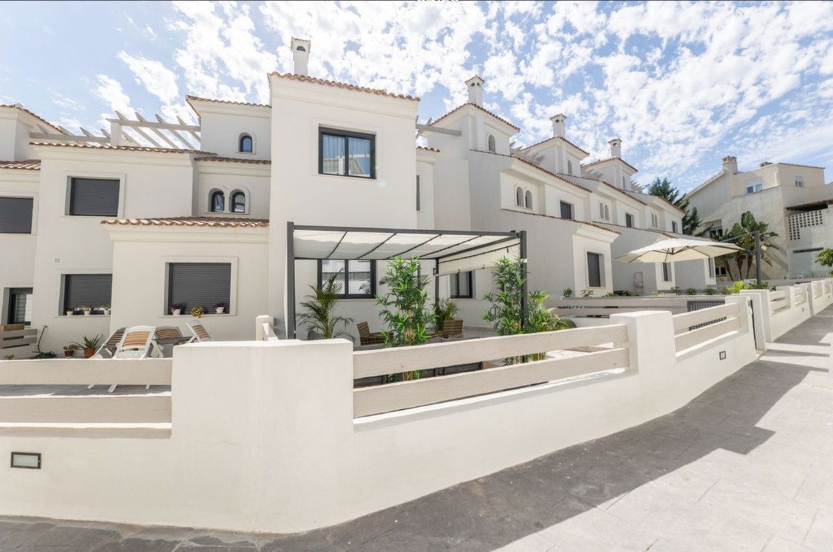 3 Bed Semi-Detached House in El Paraiso in El Paraiso, Semi-Detached House