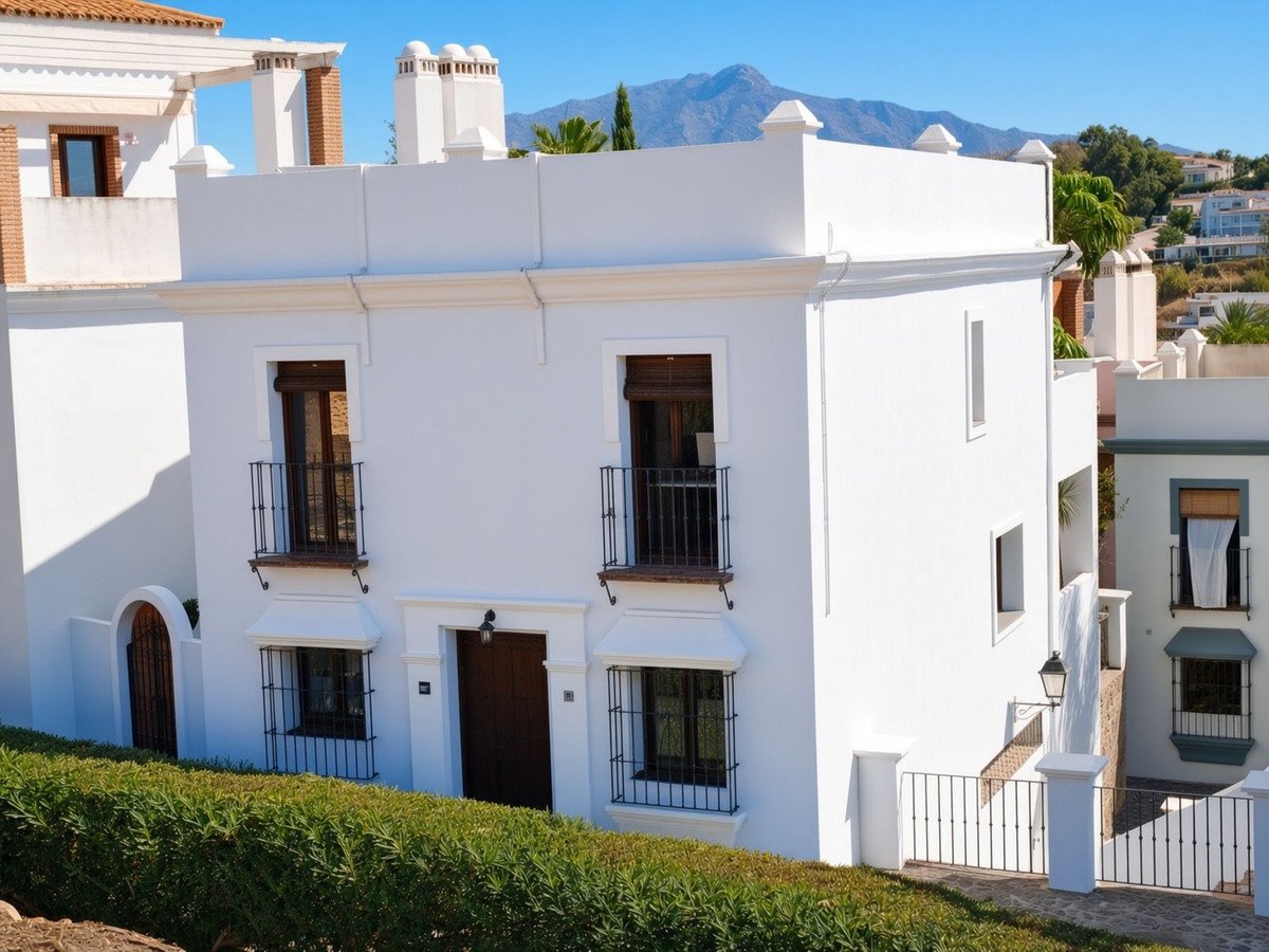 4 Bed Semi-Detached House in El Paraiso in El Paraiso, Semi-Detached House
