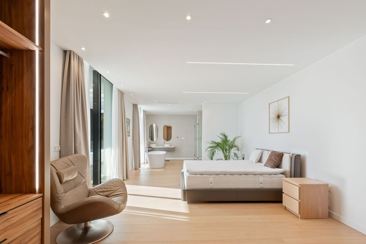 5 Bed Detached Villa in El Paraiso in El Paraiso — Detached Villa