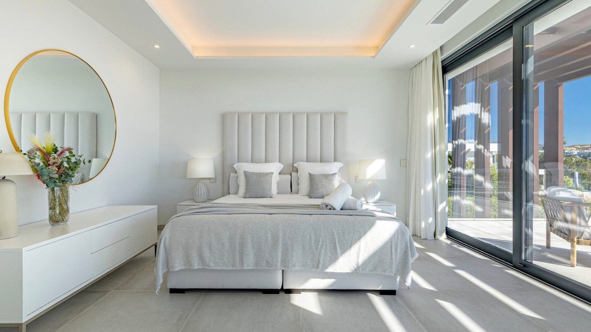 5 Bed Detached Villa in El Paraiso in El Paraiso — Detached Villa
