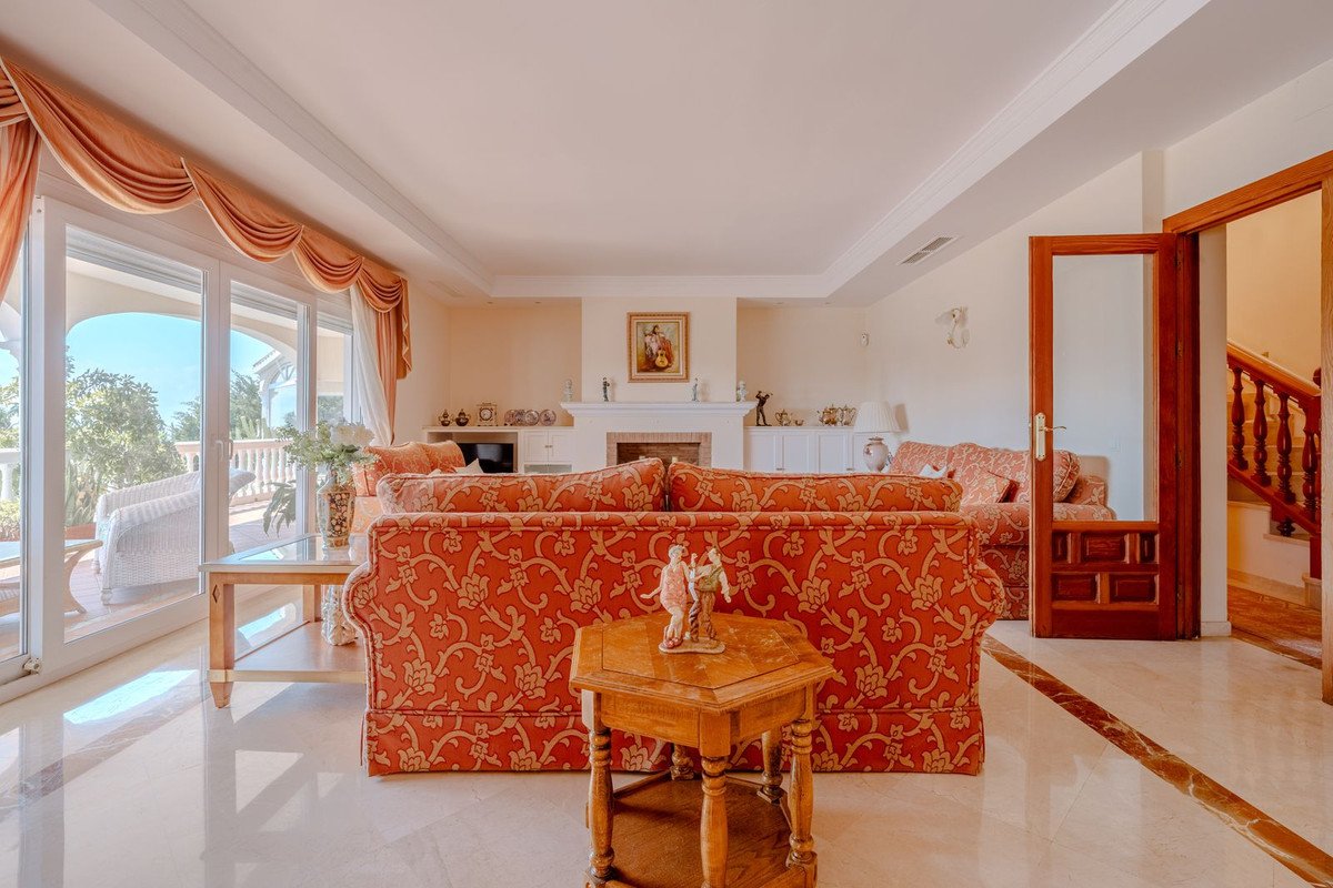 5 Bed Vrijstaande Villa in El Paraiso in El Paraiso, 