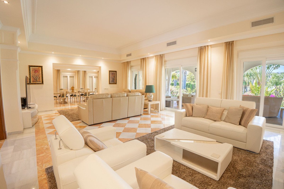 6 Bed Vrijstaande Villa in El Paraiso in El Paraiso, 