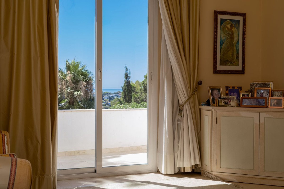 7 Bed Detached Villa in El Paraiso in El Paraiso, Detached Villa
