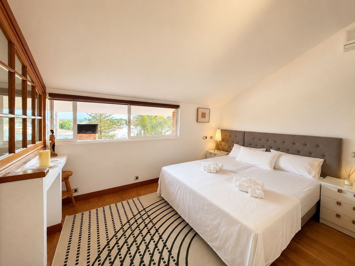 8 Bed Detached Villa in El Paraiso in El Paraiso, Detached Villa