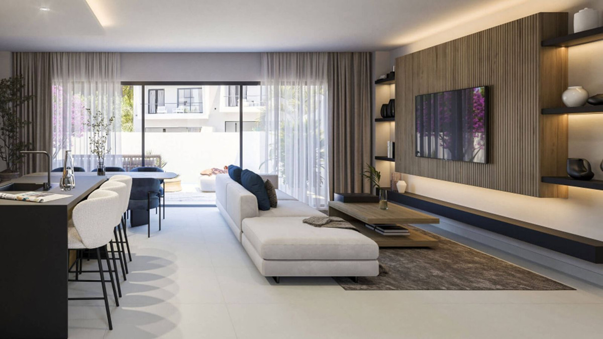 Modern interieur van een woonkamer met open keuken en zithoek