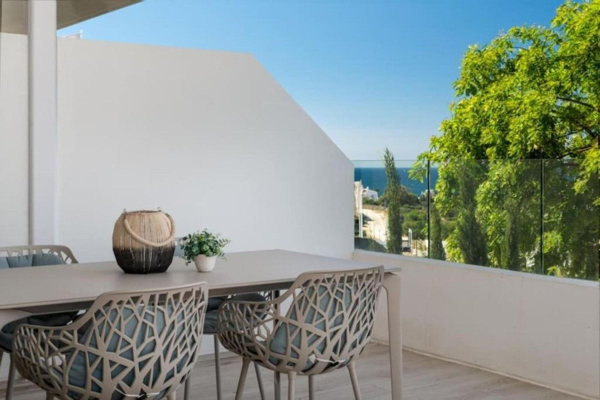 2 Bed شقة في الطابق الأوسط in Estepona في Estepona, 