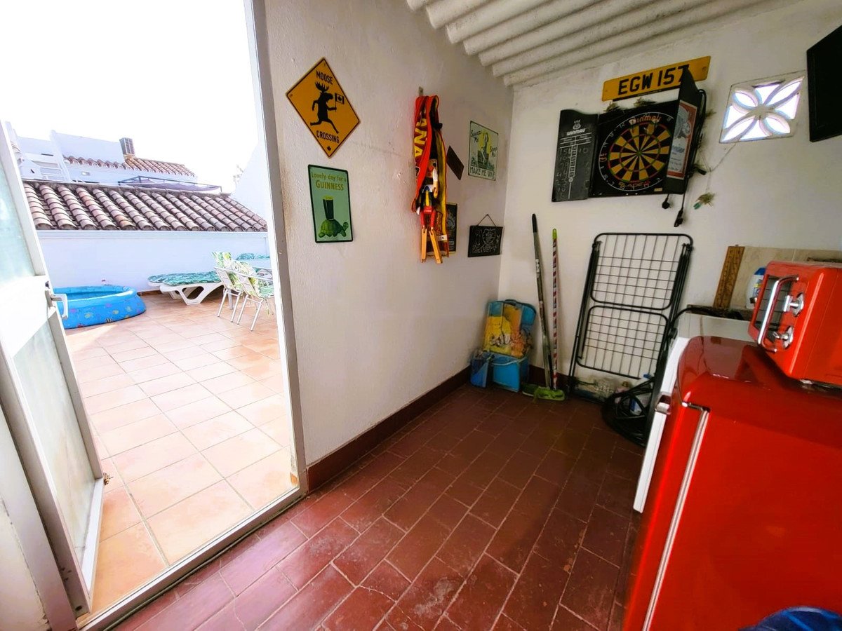 2 Bed شقة في الطابق الأوسط in Estepona في Estepona, 