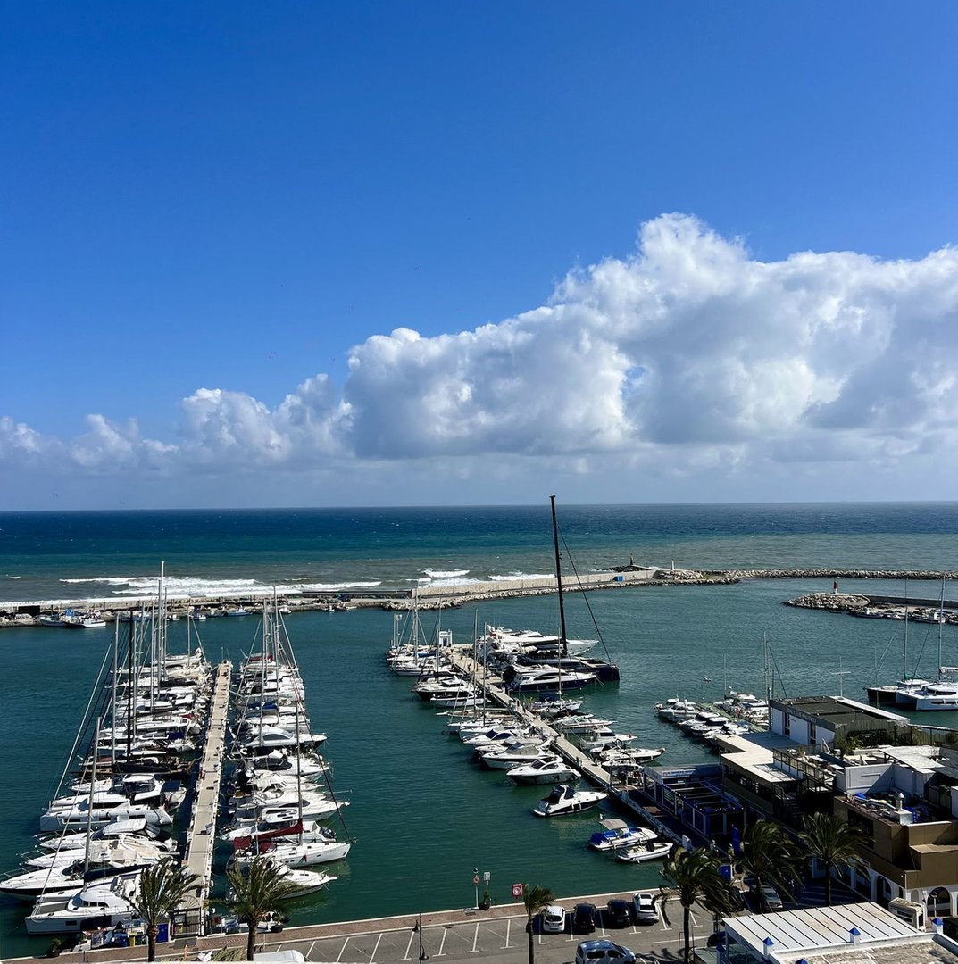 2 Bed شقة في الطابق الأوسط in Estepona في Estepona, 