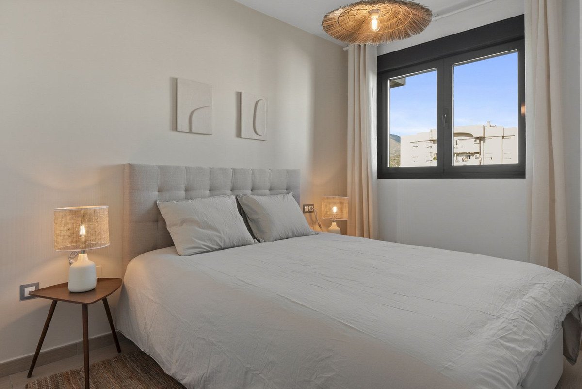 3 Bed شقة في الطابق الأوسط in Estepona في Estepona, 