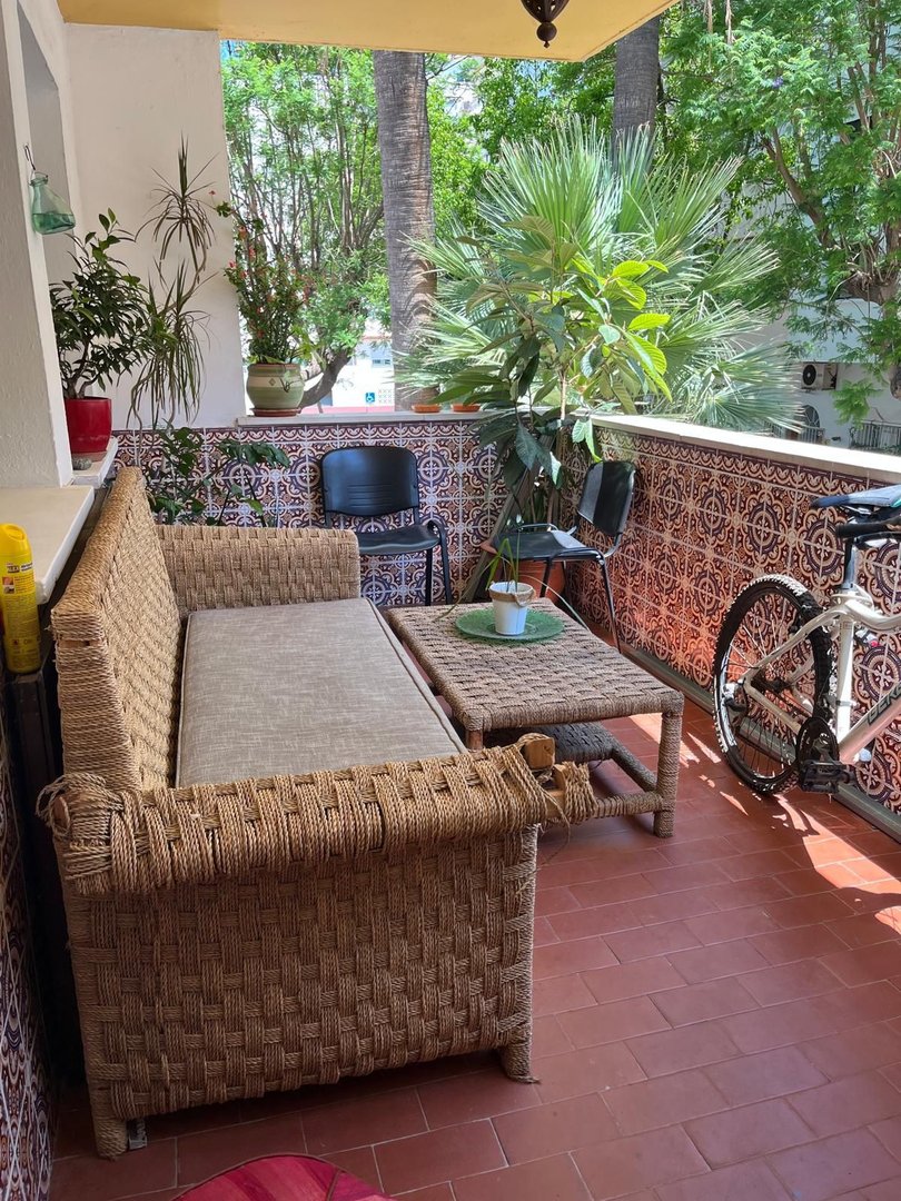 4 Bed شقة في الطابق الأوسط in Estepona في Estepona, 