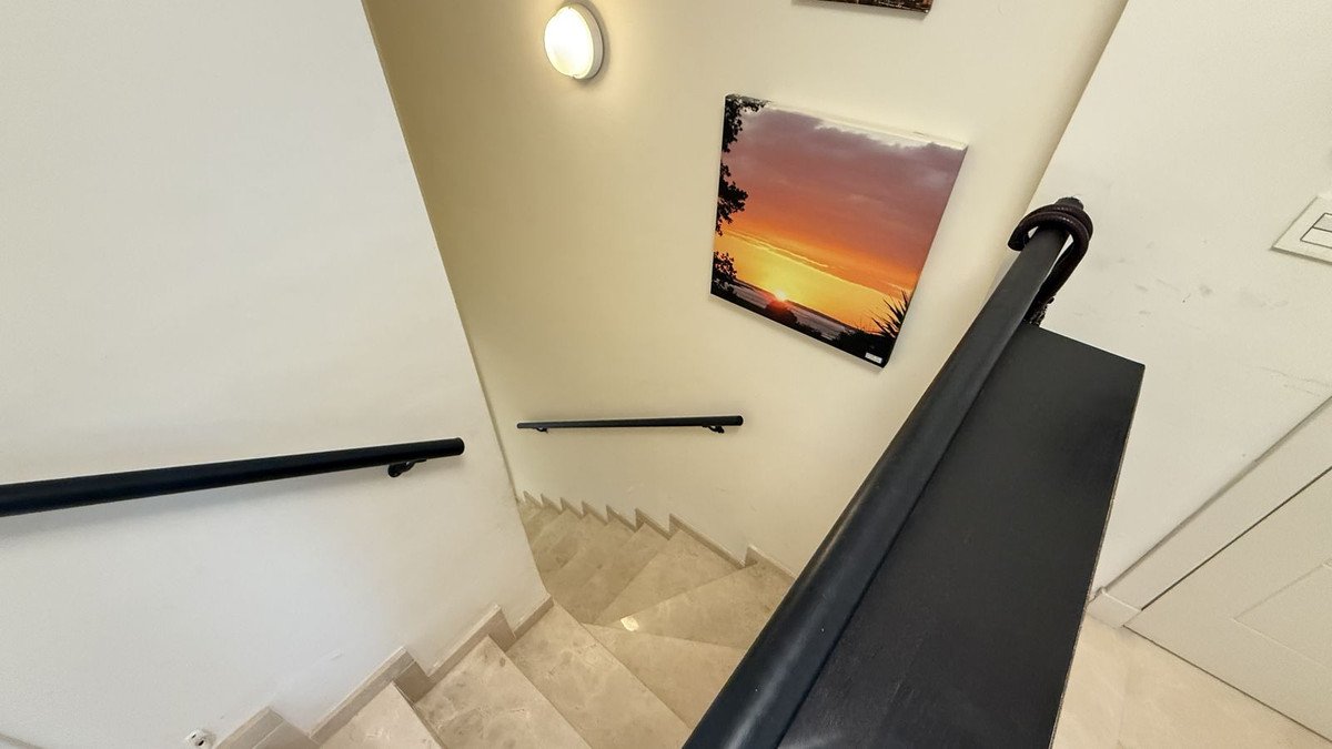 4 Bed Duplex in Estepona في Estepona, دوبلكس