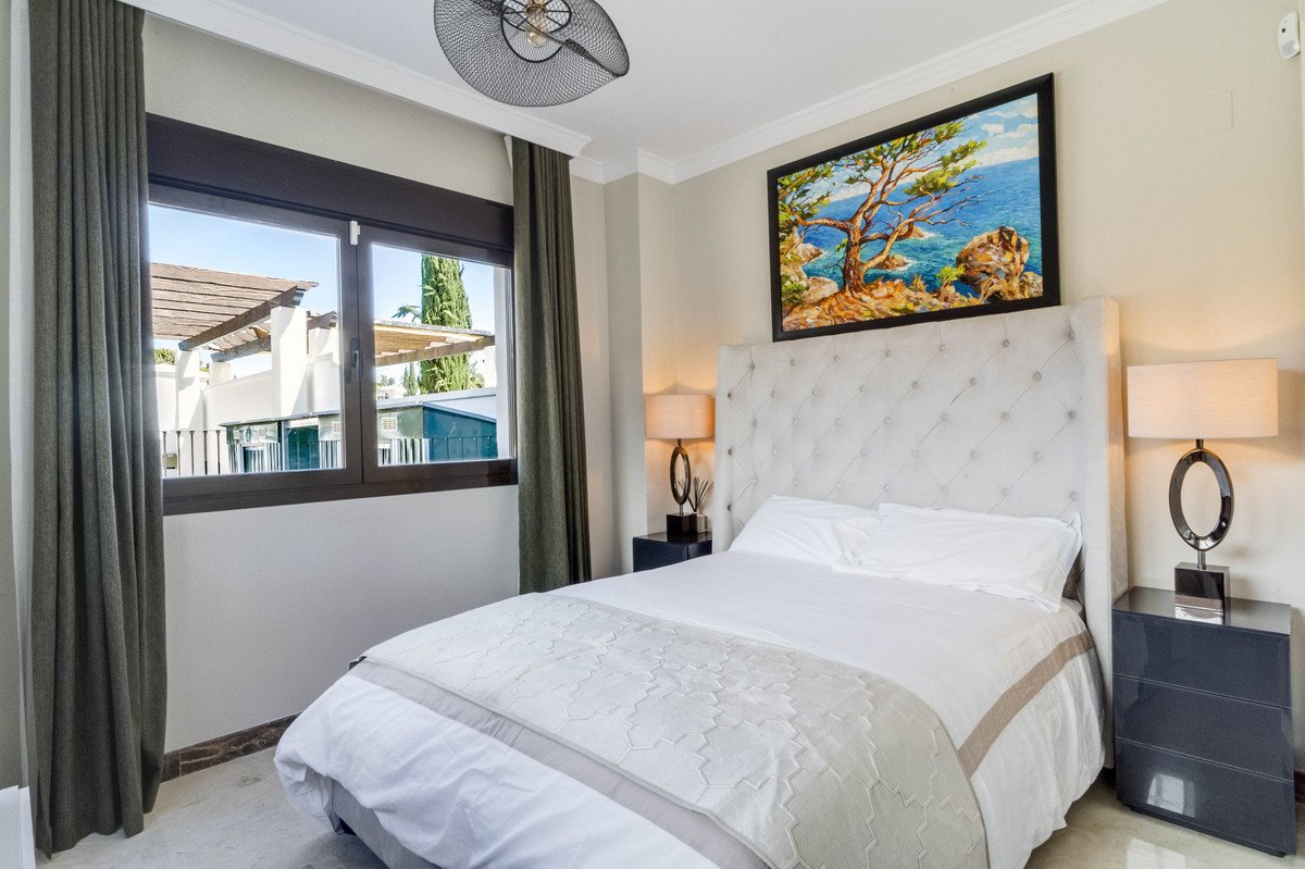 4 Bed منزل شبه منفصل in Estepona في Estepona, 
