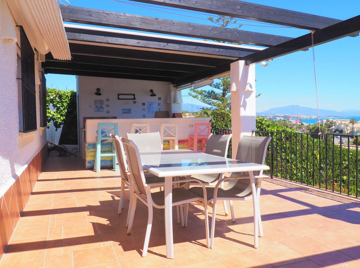 5 Bed Vrijstaande Villa in Estepona in Estepona, 