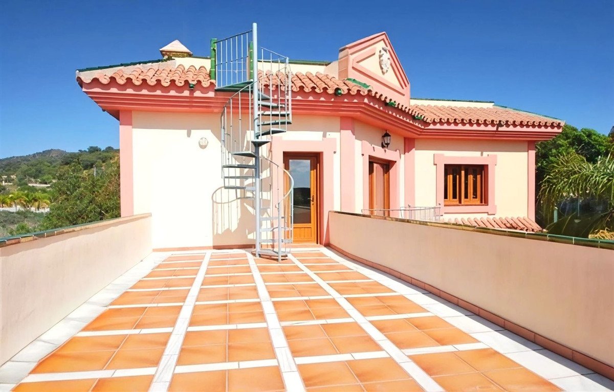 5 Bed Vrijstaande Villa in Estepona in Estepona, 