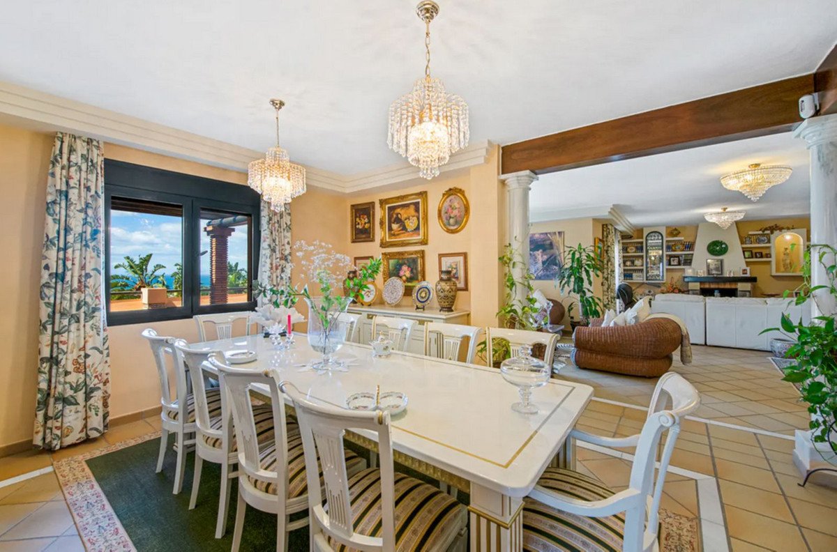 6 Bed Villa independiente in Estepona, Villa Unifamiliar
