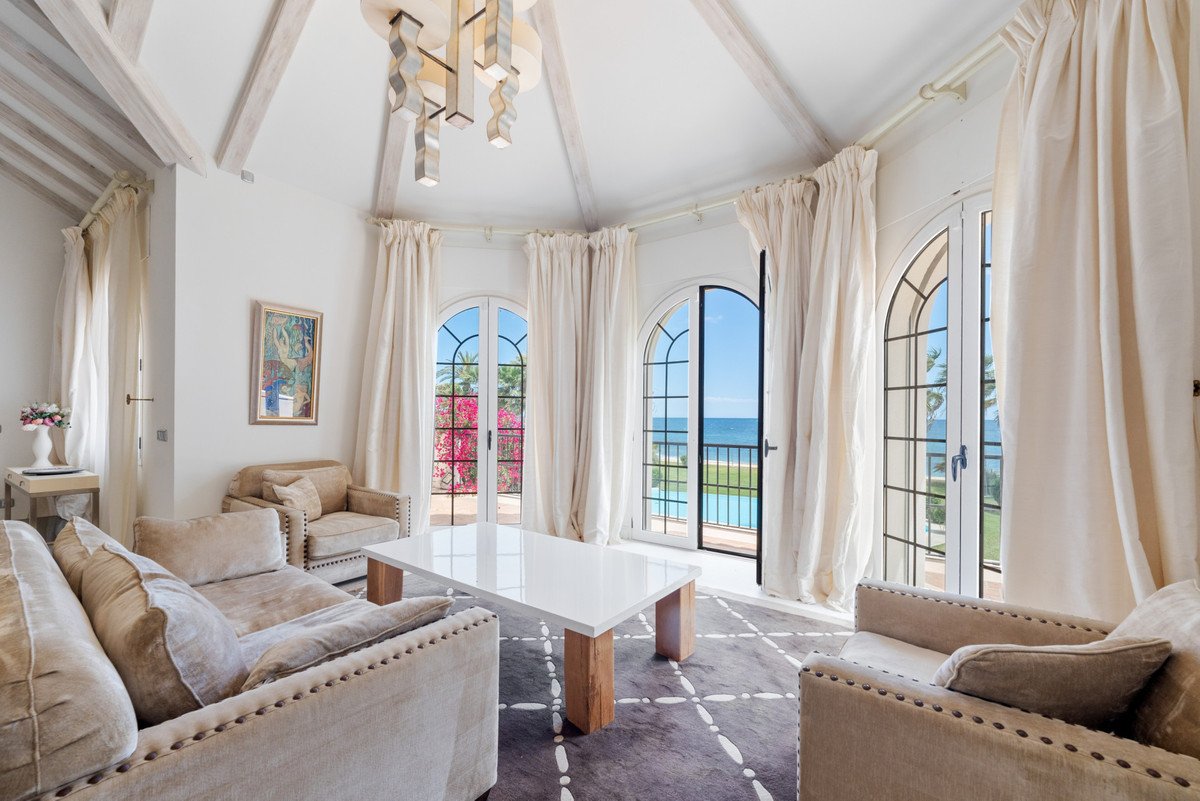 9 Bed Vrijstaande Villa in Estepona in Estepona, 