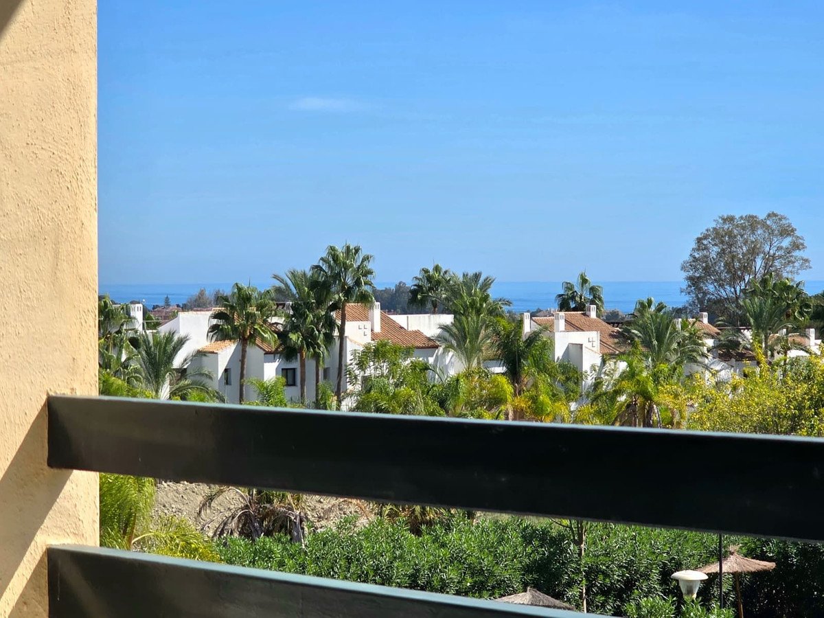 3 Bed Middle Floor Apartment in Selwo