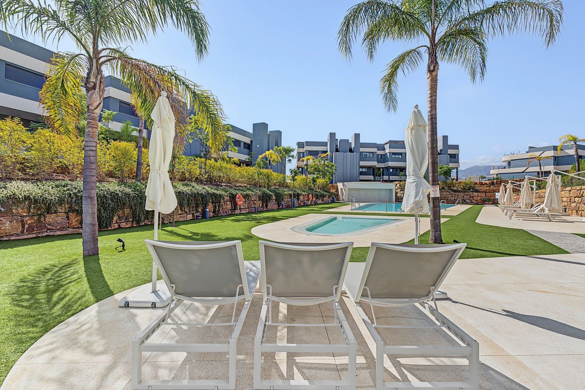 3 Bed Middle Floor Apartment in Selwo