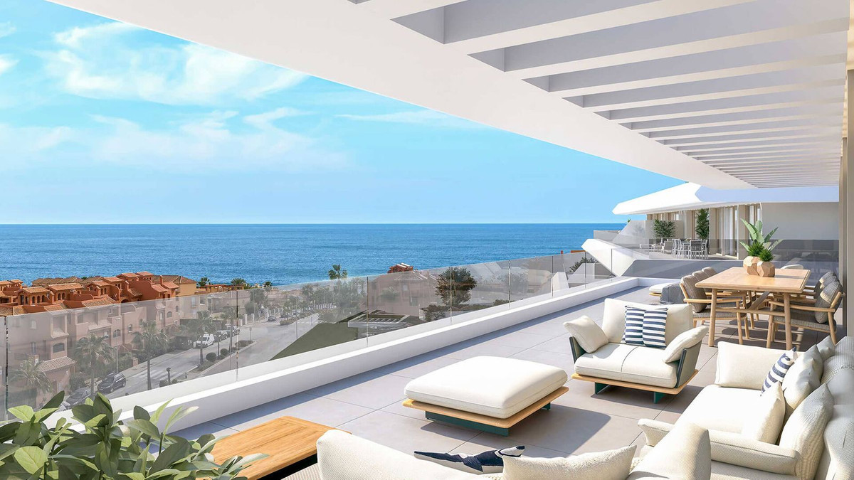 Luxe terras met uitzicht op zee in Estepona
