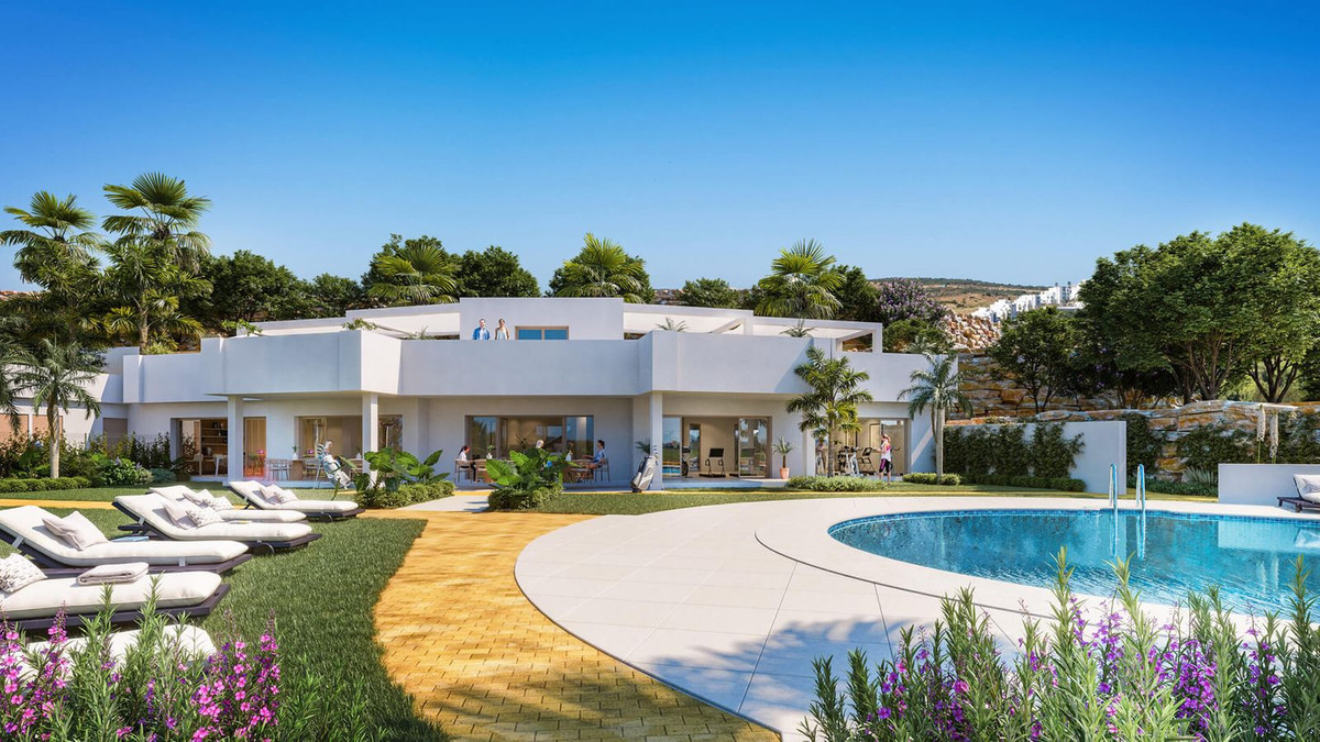 Luxe villa met zwembad en ligstoelen in een tropische omgeving.