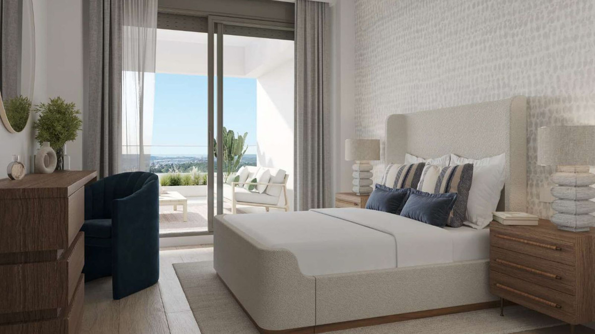 Stijlvolle slaapkamer met uitzicht op het balkon in Azure Estepona.