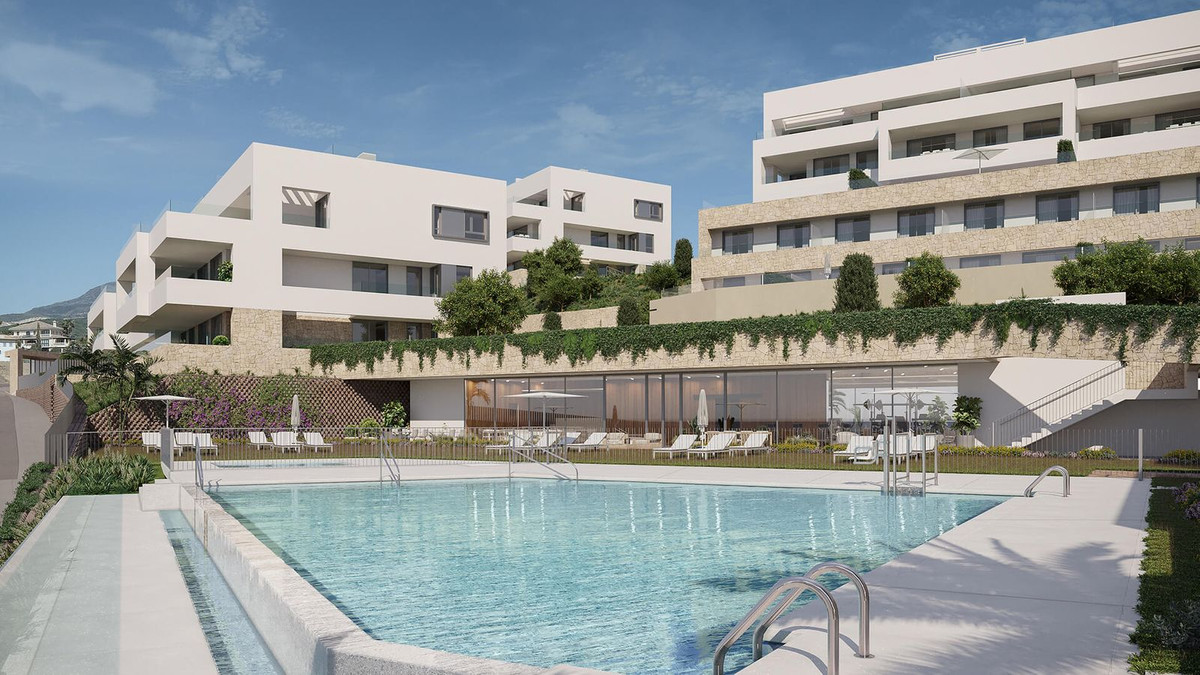 Zwembad bij Azure Estepona residentie met moderne architectuur.