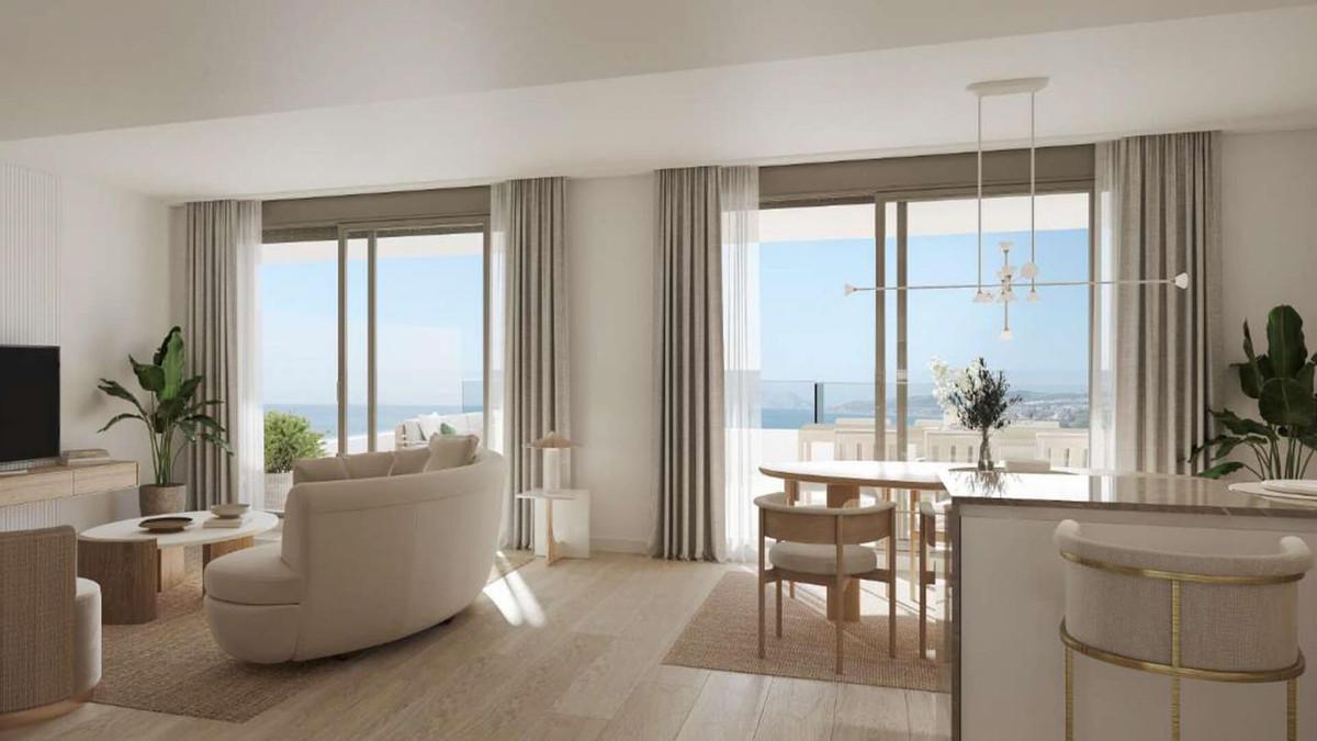 Lichte woon-eetkamer met uitzicht in Azure Estepona