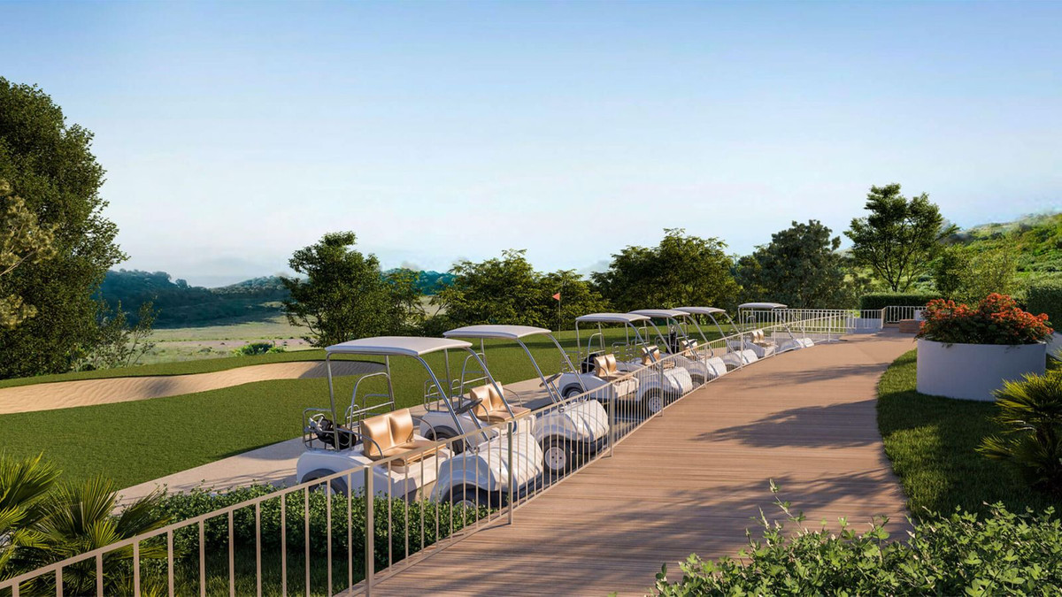 Rij golfkarretjes op een houten pad bij Birdie Hills