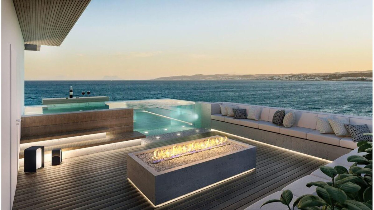 Luxe dakterras met zwembad en uitzicht op zee bij Ikkil Bay.