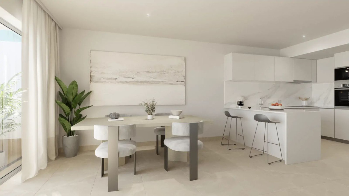 Moderne appartement keuken met eethoek en wit interieur.