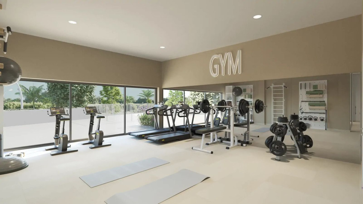 Moderne fitnessruimte met diverse apparatuur in Isea Estepona III.