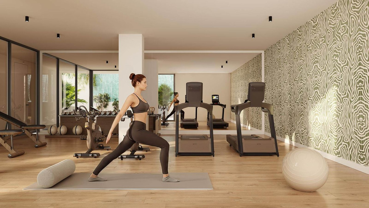 Isidora Living Las Mesas: Ruime fitnessruimte met yoga en cardio apparatuur.