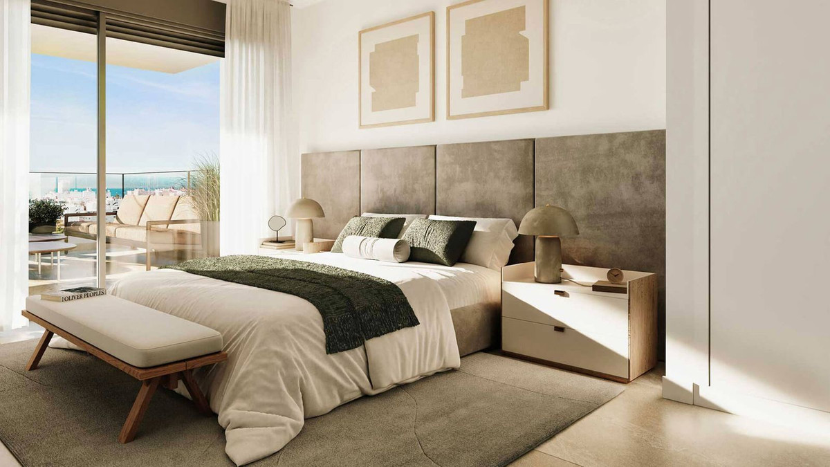 Moderne slaapkamer met balkon en uitzicht op de stad