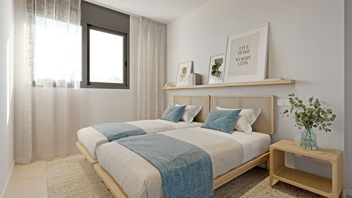 Moderne slaapkamer met twee bedden, lichte kleuren en minimalistisch design.