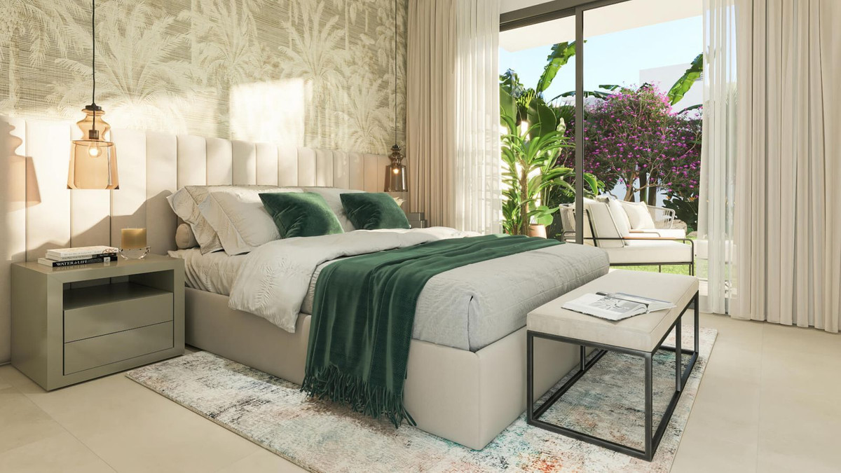 Slaapkamer interieurontwerp in Mala Kai, Estepona met groen en natuurlijk licht.