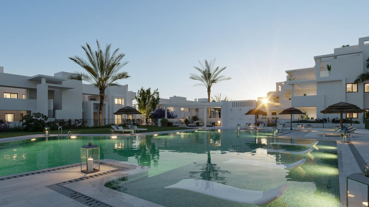 Zwembad van Mala Kai Estepona met witte appartementen op de achtergrond.