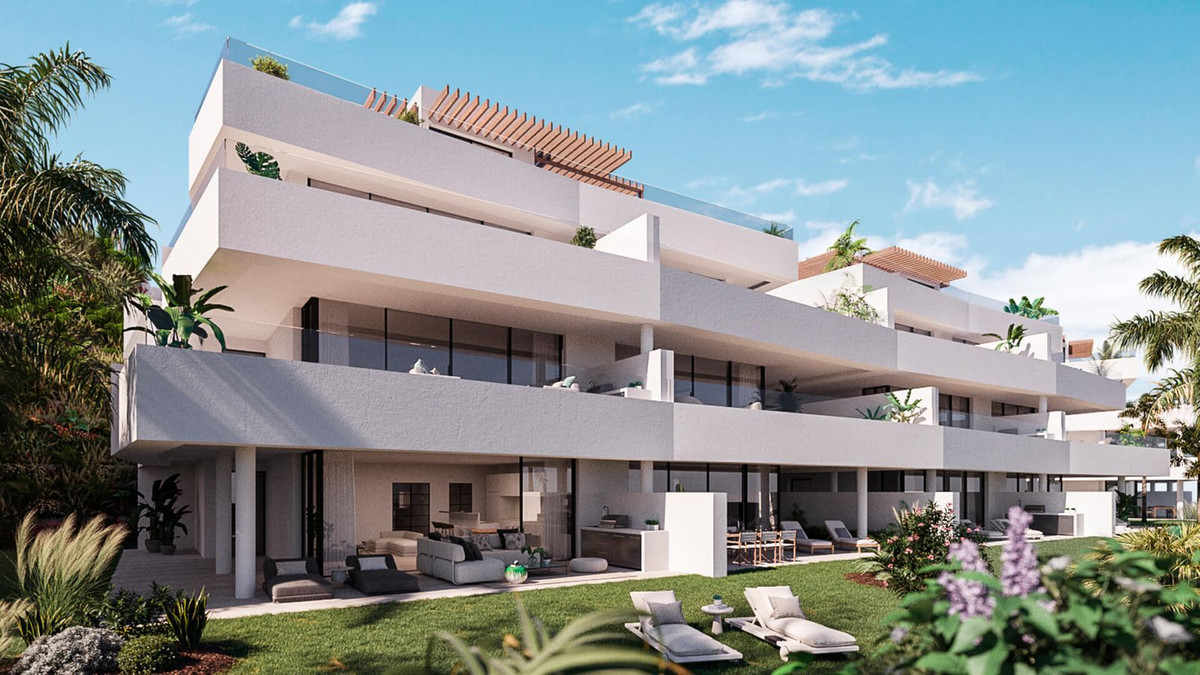 Exterieur van een modern appartementencomplex in Estepona Hills, Spanje.