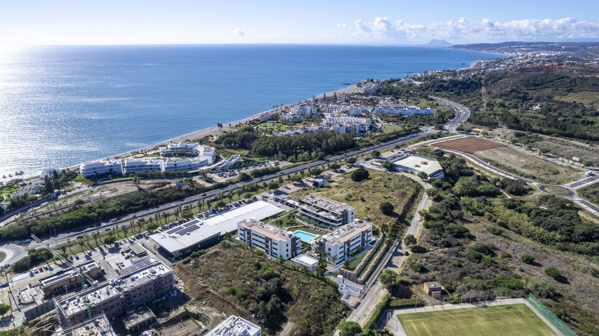Luchtfoto van Natura Estepona, een prachtig complex aan de kust.