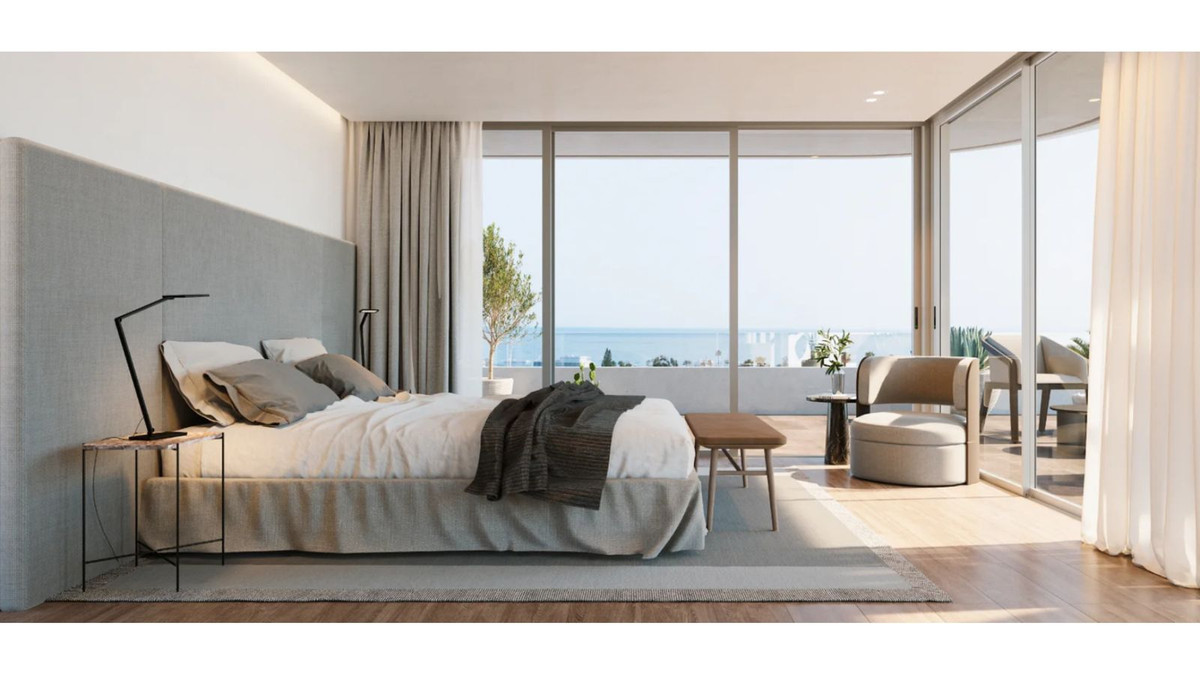 Elegante slaapkamer met uitzicht op zee bij One Estepona