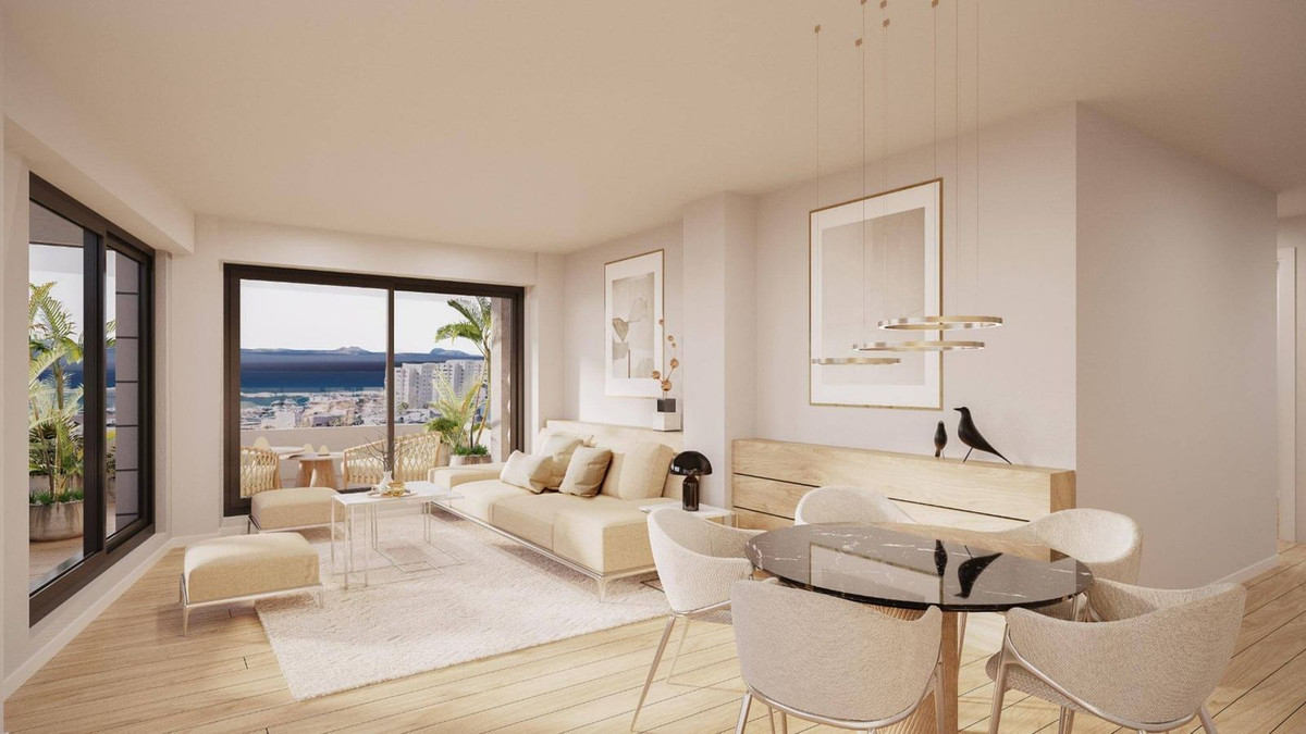 Lichte en moderne woon- en eetkamer met uitzicht op zee in Portamare.