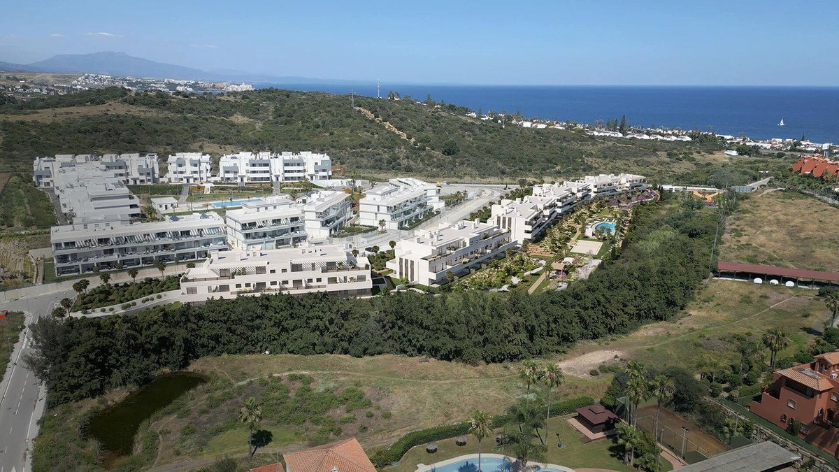 Luchtfoto van Serenity Gardens met uitzicht op de zee en omliggend landschap.