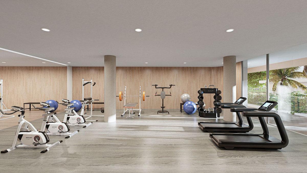 Moderne fitnessruimte bij South Sand met diverse apparaten.