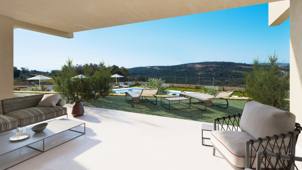 Zonnig terras met uitzicht op zwembad en golfbaan.